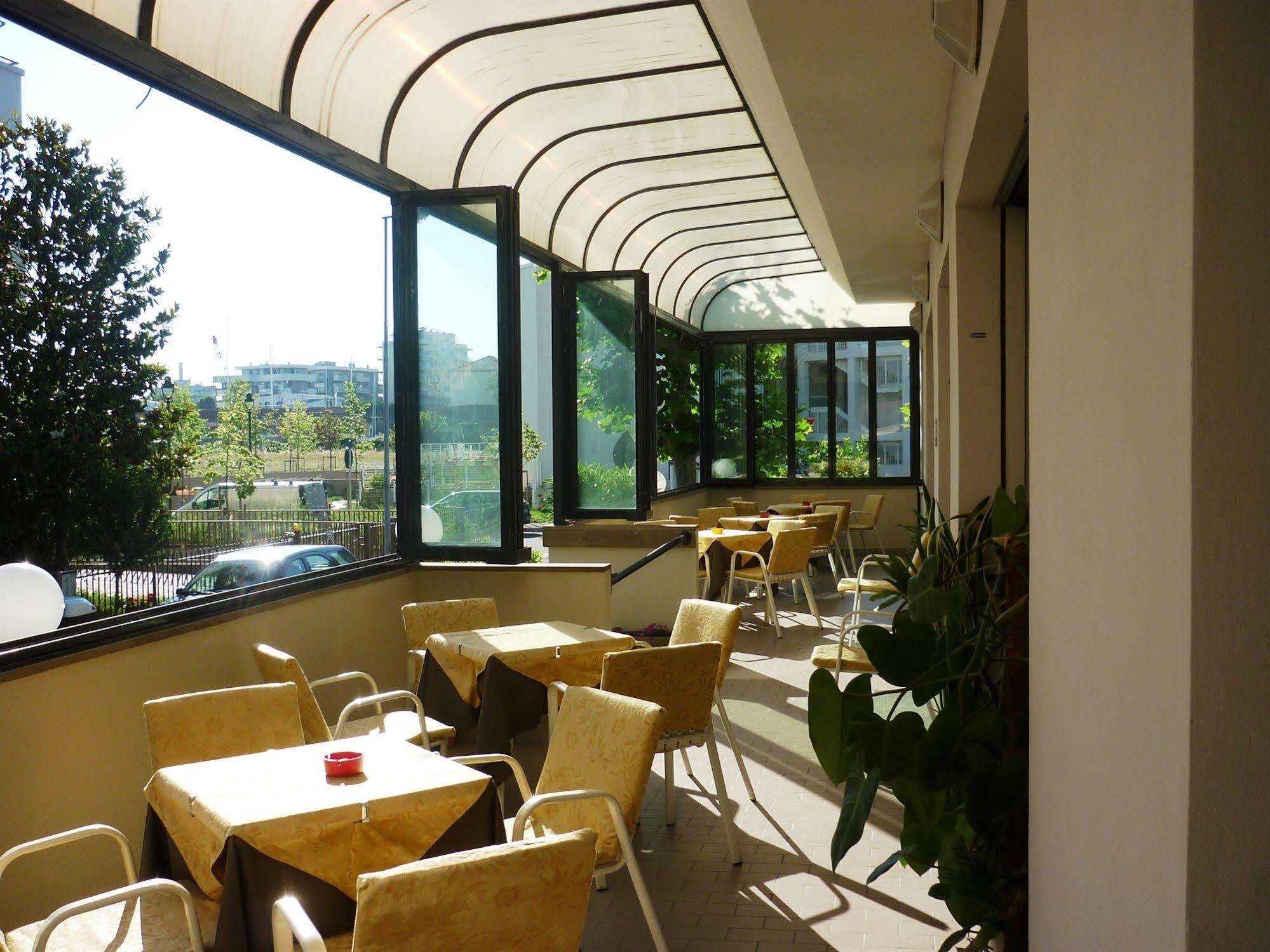 Hotel Gladiola Римини Экстерьер фото